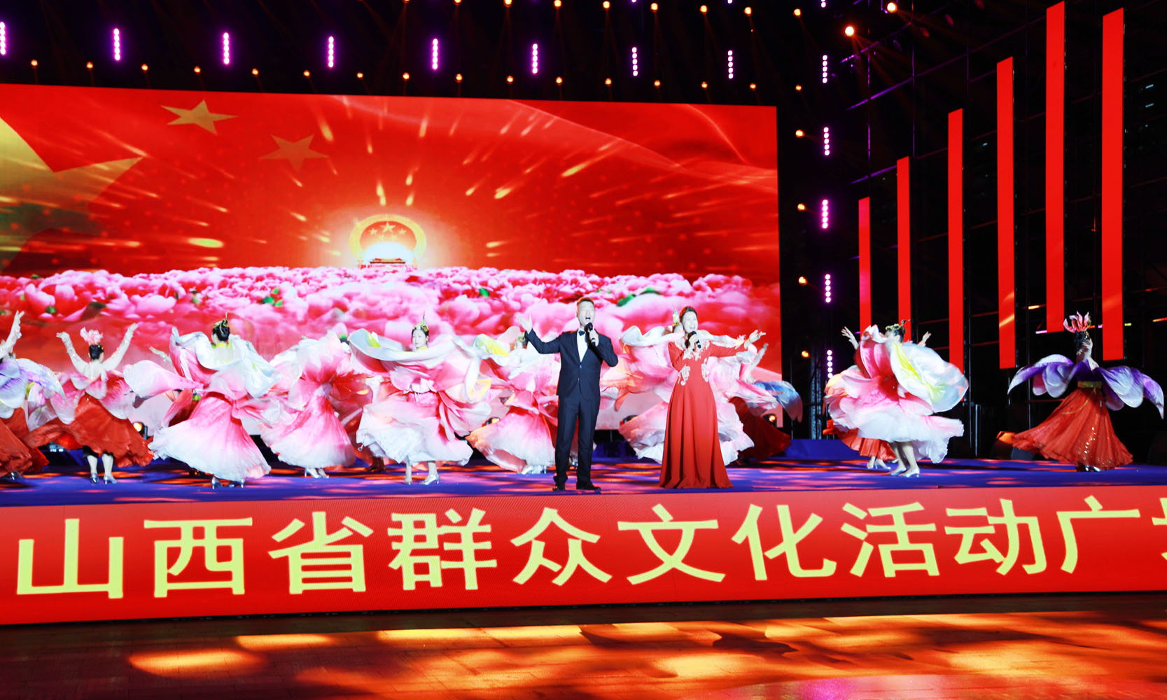 3歌伴舞《我和我的祖國》王春瑛  閆藍(lán)博 演出單位：陽泉市歌舞團(tuán).JPG